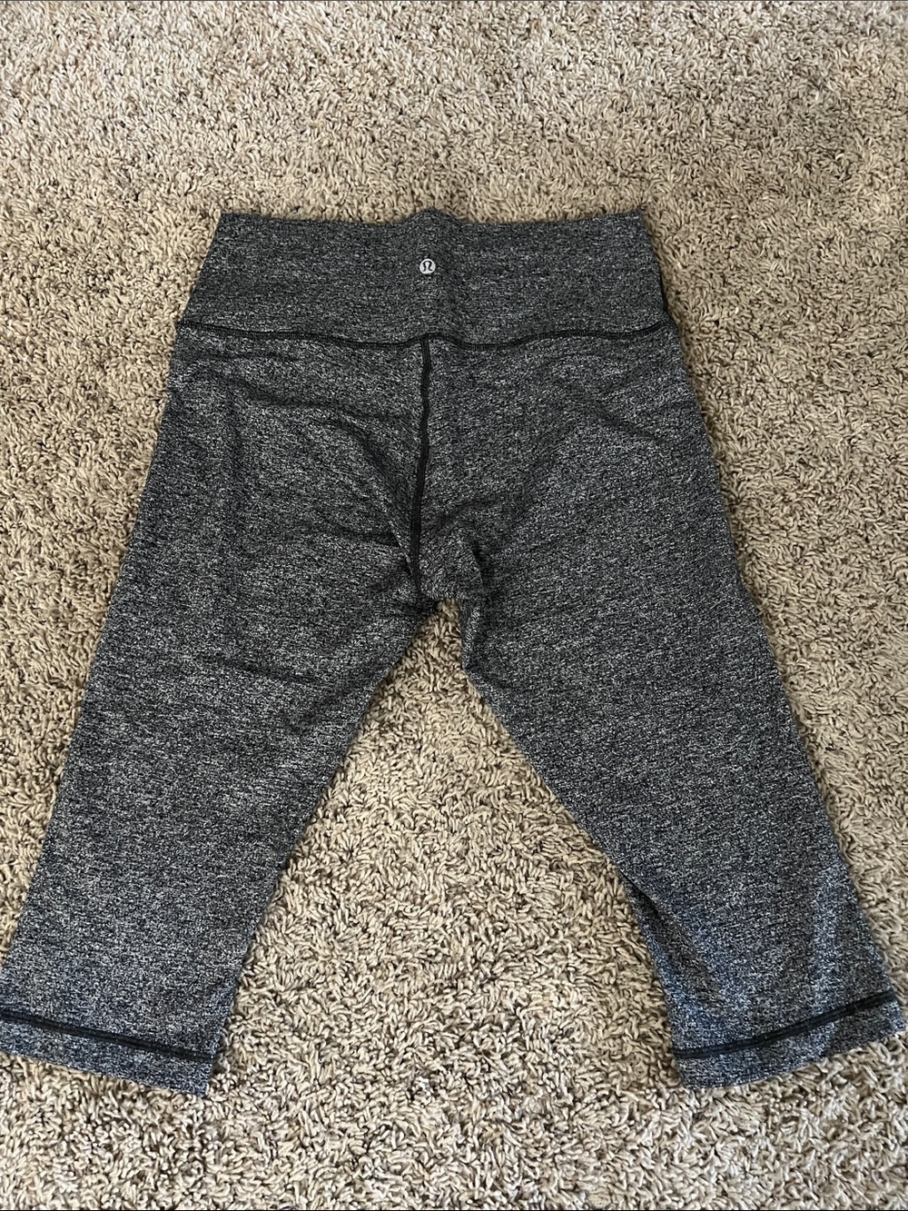 Lululemon Align Women’s heather grey cropped leggings.